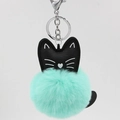 Detalle de llavero con pompón verde menta y colgante de cabeza de gato en cuero negro - Piel sintética de conejo Rex / Verde Menta