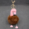 Détail du porte-clés flamant rose avec boule de poils marron et fermoir doré chic - 8cm / Café Foncé