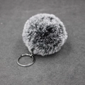 Porte-clés en fausse fourrure de lapin avec taches noires et blanches sur feutre sombre - Imitation Fourrure Lapin Rex Avec Anneau Unique / Style Tacheté Noir et Blanc