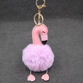 Détail du porte-clés flamant rose avec pompon violet et fermoir métallique doré - 8cm / Violet Taro