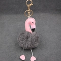 Détail du porte-clés flamant rose avec fermoir doré et pompon gris en fausse fourrure - 8cm / Gris clair