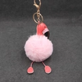 Détail macro du porte-clés flamant rose en fausse fourrure avec fermoir doré en métal - Rose Clair