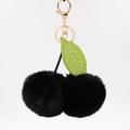 Détail du porte-clés cerise noir en fourrure avec feuilles vertes et fermoir doré - 8cm Fausse Fourrure de Lapin / Noir
