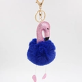 Détail du porte-clés flamant rose avec pompon en fausse fourrure bleue et paillettes - Bleu Saphir