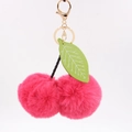 Détail du porte-clés cerise en fausse fourrure rose avec feuilles en cuir et métal doré - 8cm Fausse Fourrure de Lapin / Rouge Rose