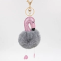 Détail de porte-clés flamant rose avec paillettes scintillantes et pompon en fausse fourrure - Gris foncé