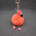Détail d'un porte-clés flamant rose avec pompon orange moelleux et fermoir doré chic - Rouge Orangé