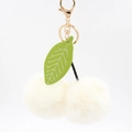 Détail du porte-clés cerise en pompon crème avec feuille verte et fermoir doré chic - 8cm Fausse Fourrure de Lapin / Blanc Cassé