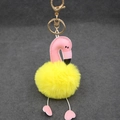Détail de porte-clés flamant avec tête en cuir, pompon jaune et crochet doré élégant - 8cm / Jaune