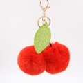 Porte-clés cerise mignon avec pompons rouges, feuilles en cuir vert et fermoir doré chic - 8cm Fausse Fourrure de Lapin / Rouge