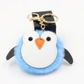 Détail du porte-clés pingouin en peluche bleue avec des attaches dorées - 8cm Spéc / Rose bonbon