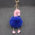 Détail d'un porte-clés flamant rose en peluche bleue avec un fermoir doré brillant - 8cm / Bleu Saphir