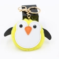 Détail d'un porte-clés pingouin en peluche jaune avec fermoir en métal doré élégant - 8cm Spéc / Jaune