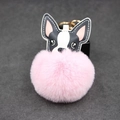 Detail eines süßen Hunde-Kunstfell-Schlüsselanhängers mit rosa Pompon und Leder-Bulldogge - 8cm / Hellrosa