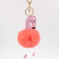 Détail du porte-clés flamant rose avec paillettes, pompon en fourrure et fermoir doré - Rouge Orangé