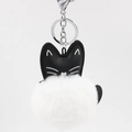 Detalle de llavero de gato en cuero PU negro con una suave bola de pelo sintético blanco - Piel sintética de conejo Rex / Blanco