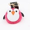 Vue détaillée du porte-clés pingouin en peluche rose vif avec son fermoir en métal doré - 8cm Spéc / Rouge Rose