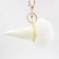 Detail van witte pluche ijsje sleutelhanger met gele stiksels en gouden karabijnsluiting - Wit