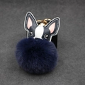 Detail eines dunkelblauen Kunstfell-Bommel-Schlüsselanhängers mit Bulldoggen-Lederaufnäher - 8cm / Marineblau