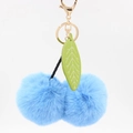Détail du charm de sac cerise en fausse fourrure bleu clair avec feuille et crochet doré - 8cm Fausse Fourrure de Lapin / Rose bonbon