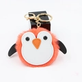 Détail d'un porte-clés pingouin en peluche avec fourrure orange et fermoir mousqueton - 8cm Spéc / Rouge Orangé
