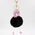 Détail du porte-clés flamant rose avec pompon en fausse fourrure noire et cuir pailleté - Noir