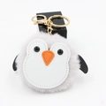 Vue détaillée du porte-clés pompon pingouin en peluche avec fermoir mousqueton doré - 8cm Spéc / Gris clair