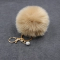 Makroaufnahme von flauschigem khakifarbenem Fell-Schlüsselanhänger mit Kristallkugel - (Strassball) Kaninchenfellimitat-8CM / Mittelbraun