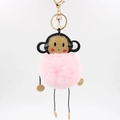 Détail du porte-clés singe en fausse fourrure rose avec fermoir doré et visage en cuir - Rose Clair