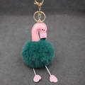 Détail du porte-clés flamant rose en cuir avec pompon en fausse fourrure vert foncé - 8cm / Vert Foncé