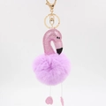 Détail d'un flamant rose à paillettes avec pompon en fausse fourrure violette douce - Violet Taro
