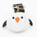 Détail d'un porte-clés pingouin en peluche blanche avec anneau doré et mousqueton - 8cm Spéc / Blanc Cassé