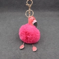 Détail du porte-clés flamant rose en fausse fourrure avec fermoir mousqueton doré chic - Rose rouge