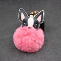 Nahaufnahme des rosa Fellbommel Schlüsselanhängers mit Lederkopf einer französischen Bulldogge - 8cm / Dunkelrosa