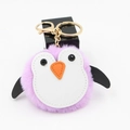 Détail du porte-clés pingouin en peluche violette avec anneau et fermoir dorés - 8cm Spéc / Violet Taro