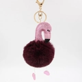 Détail de porte-clés flamant avec paillettes roses, pompon bordeaux et fermoir doré - Fuchsia