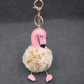 Détail d'un porte-clés flamant rose en similicuir et pompon en fausse fourrure beige - 8cm / Khaki mélangé