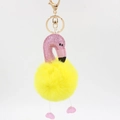 Vue détaillée du porte-clés flamant rose à sequins et pompon jaune en fausse fourrure - Jaune