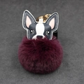 Detail eines lila Fell-Schlüsselanhängers mit Hunde-Charm und goldener Metallschließe - 8cm / Fuchsie
