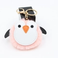 Détail du porte-clés pingouin en peluche rose avec accents en cuir et clip doré - 8cm Spéc / Rose