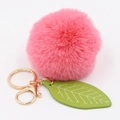 Porte-clés pompon en fausse fourrure rose pêche avec feuille verte et fermoir doré chic - Rose Foncé