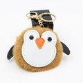 Détail du porte-clés pingouin en peluche marron avec anneau doré et mousqueton - 8cm Spéc / Café