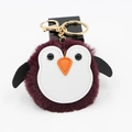 Détail du porte-clés pingouin en peluche bordeaux avec fermoir en métal doré brillant - 8cm Spéc / Rouge Pourpre