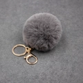Détail d'un porte-clés en fausse fourrure gris foncé avec fermoir doré chic - Boule de Poils 8cm + Fermoir Doré / Gris foncé