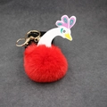 Gros plan d'un porte-clés paon en pompon rouge avec mousqueton doré sur fond sombre - 8cm Fausse Fourrure de Lapin / Rouge