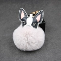 Detail eines süßen Französische Bulldogge Schlüsselanhängers mit lila Plüsch-Bommel - 8cm / Hellgrau