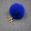 Détail du porte-clés pompon bleu roi en fausse fourrure avec fermoir doré - Boule de Poils 8cm + Fermoir Doré / Bleu Saphir