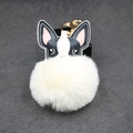 Detail eines süßen Leder-Hund Schlüsselanhängers mit weißem Pompon und Goldverschluss - 8cm / Gebrochenes Weiß
