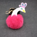 Vue détaillée du porte-clés paon en peluche avec fermoir doré et pompon en fourrure rose - 8cm Fausse Fourrure de Lapin / Rose rouge