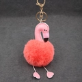 Détail d'un porte-clés flamant rose en fausse fourrure avec mousqueton doré brillant - 8cm / Rouge Orangé